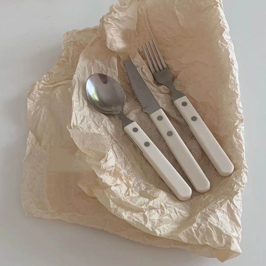 フランスのヴィンテージミルクホワイトレトロナイフ、フォーク、 - Vintage Collectible Spoons のレビューと価格